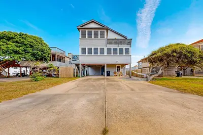 Image de 4br home neach beach with hot tub, foosball, decks