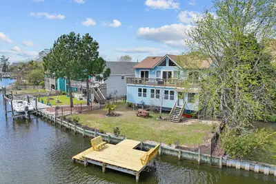 Image de 4br dog friendly home with canal views, dock