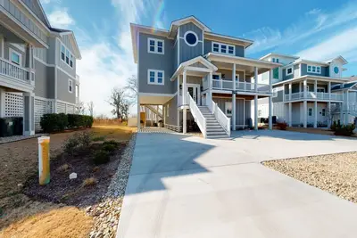 Image de Waterfront home with private pool & hot tub - in-home elevator & pool table
