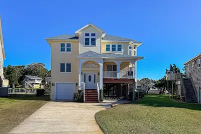 Image de Charming 4br waterfront home with Private Hot Tub