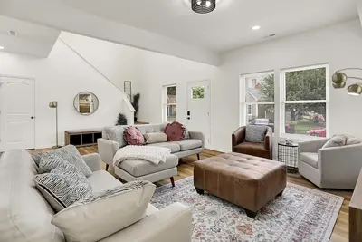 Near Downtown Chic & Spacious  4bd + 2 Car garage