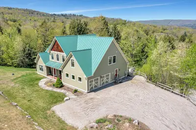 Image de Stratton; 4 min! Luxury, Shuttle, King Beds, Hot Tub, 2 Fp, large groups!