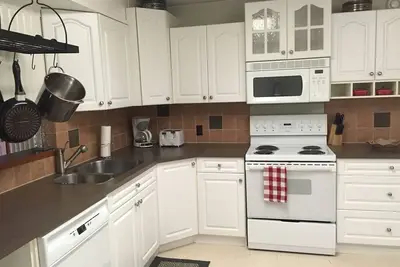 Image de Upper Cottage Suite in Sylvan Lake - 2 Bedroom, sleeps 2 Adults