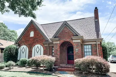 Image de All the Feels 70’s vibes 4br 3bath large yard with a playset