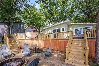 Image de Lakefront | Sauna, Kayaks, Fire Pit, & Huge Deck