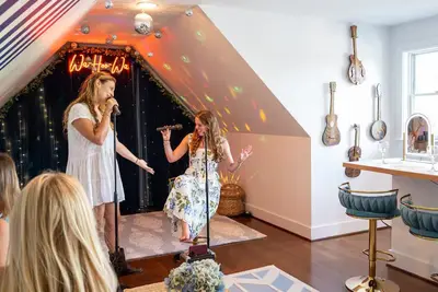 Image de 4br Walk2 Dtwn/Uva w/ Karaoke & Backyard Oasis