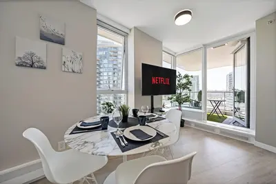 Image de \"New\" Stylish Condo w/ Views + Pool