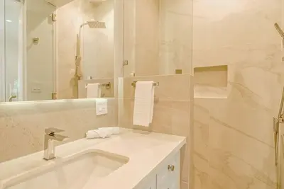 Image de Luxurious 3-bedroom, 3-bath townhome in Watercolors