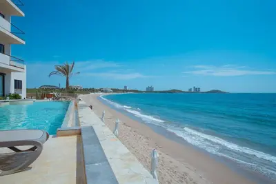 Image de A pie de playa con alberca de frente