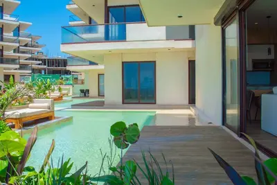 Image de Vista de playa y alberca de lujo