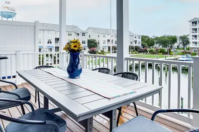 Image de < 1 Mi to Dtwn: Waterfront Townhome in Cambridge!