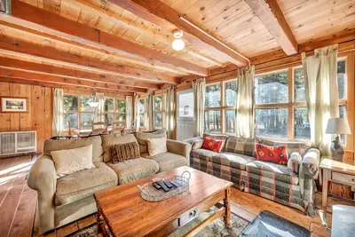 Image de Classic Tahoe Cabin~Hot Tub~Minutes to Lake~PetsOK