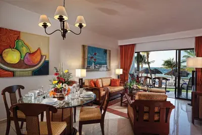 2 bd 2 bath 2 level beach/oceanfront Villa, sleeps 6 turquoise paradise
