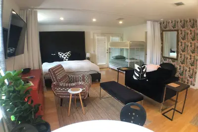 Image de 1 block to SoCo! private home + driveway