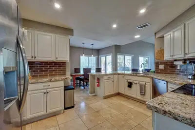 Image de 2-Bed 2-Bath w. Backyard Oasis
