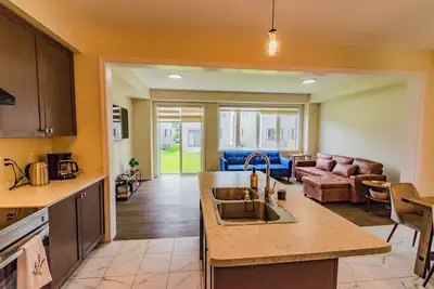 Image de Simple Comforts: 4 Bedroom Family Home in Thorold | 10 Min to Falls