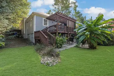 Image de Charming 3br Retreat - Spacious Deck, Backyard