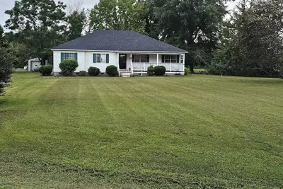 Image de Beautiful farmhouse  with 3 bedrooms and 4 Queen beds for a cozy stay