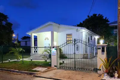 Image de 2 Bedroom Garden Oasis near Beach, Airport, Nightlife