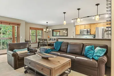 Image de Cozy Breck Townhome – Walk to Lifts & Shuttle