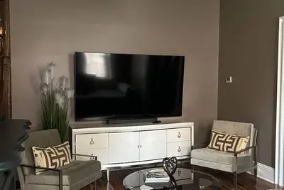 Image de Fireplace - Free Parking - Gym - Walk to Stadium