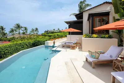 Image de Ocean View Villa with Classic Four Seasons Style