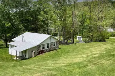 Image de Clarence's Country Cottage in the heart of the Appalachian hills.