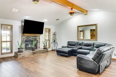 Image de 3 Mi to Downtown Roswell: Home w/ Patio + Yard