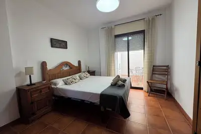 Image de Deux chambres et une salle de bain avec piscine commune