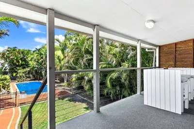 Image de Large Waterfront Home With Pool