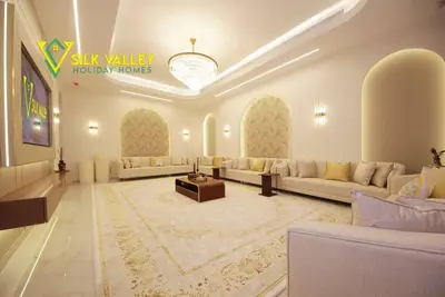 Image de Luxurious 6-bedroom + maid's villa with modern amenities