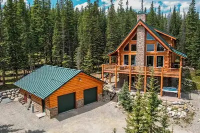 Image de The Mountain Gem Chalet / Hot Tub • Luxe Log Retreat