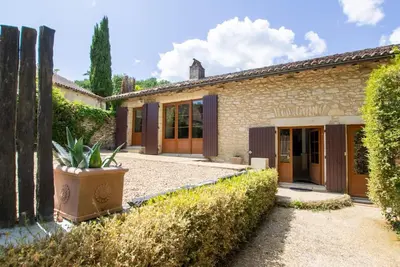 Image de Charmant gîte en pierre avec piscine chauffée et animaux acceptés près de Périgueux