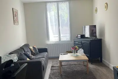 Image de Petite maison très lumineuse au centre du village, proche de toutes commodités.