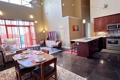 Image de Luxuriously furnished 2bd Loft - walking distance from Duke University Hospital