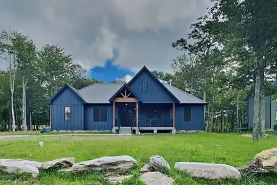 Image de Holiday House | Brand New! Hot Tub, Great Location