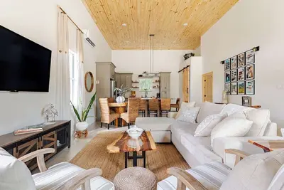 Image de Rustic Elegance Farmhouse for a tranquil retreat experience in Sanford, Fl