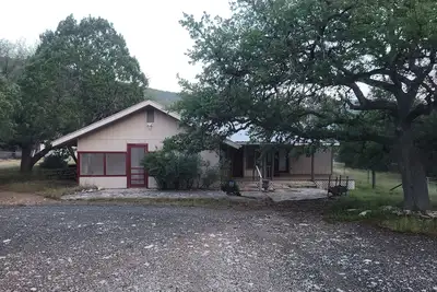 Image de Peaceful 3-bedroom cabin in canyon area north of Leakey