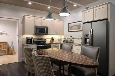 Image de Two Bedroom Modern Island Villa w/ Kitchen Near Pine Avenue Shops & Beach