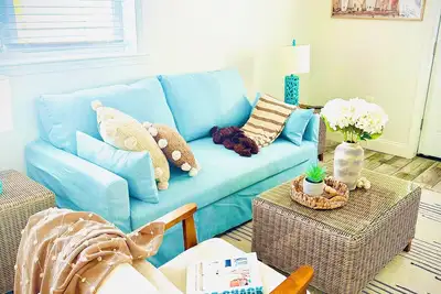 Image de 1. 5 Blocks to the Beach in the center of town. Walk everywhere! New Listing!