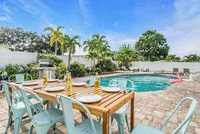 Image de Large 5br Luxury Pool Home Minutes to Ami