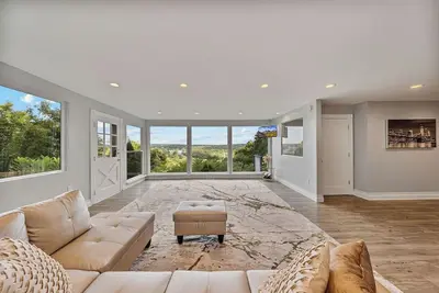 Image de Modern Mountain-View Retreat | Fire Pit • Smart TVs • Private Deck • Workstation