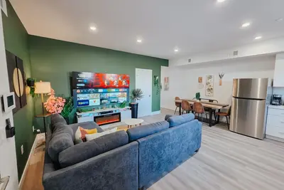 Image de Garage Parking / King Bed / 85\" Tv / Massage Chair