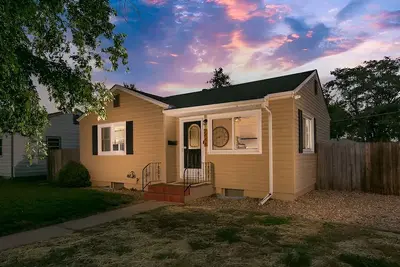 Image de Conveniently located home with large fenced yard