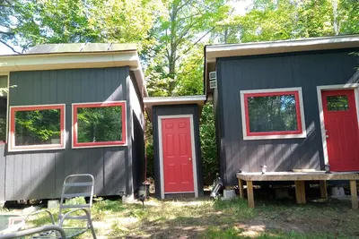 Image de Gallagher's Getaway. Off grid cabins on private lake