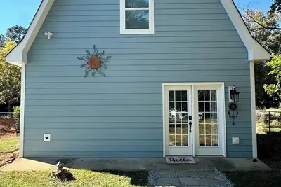 Image de Sunshine’s Crashpad mini barn!