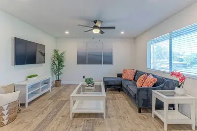 Image de Walk to Asu and Mill! 2 Br / free covered parking!