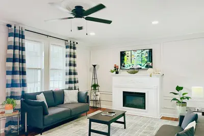 Image de Historic Downtown Gem, 7 mins to Premium Outlets