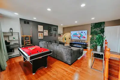 Image de Walnut St Kingdom / King Bed / 85\" Tv / Arcades