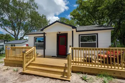 Image de Fully renovated with 2 bedrooms, 1. 5 bathrooms, pet friendly & hot tub